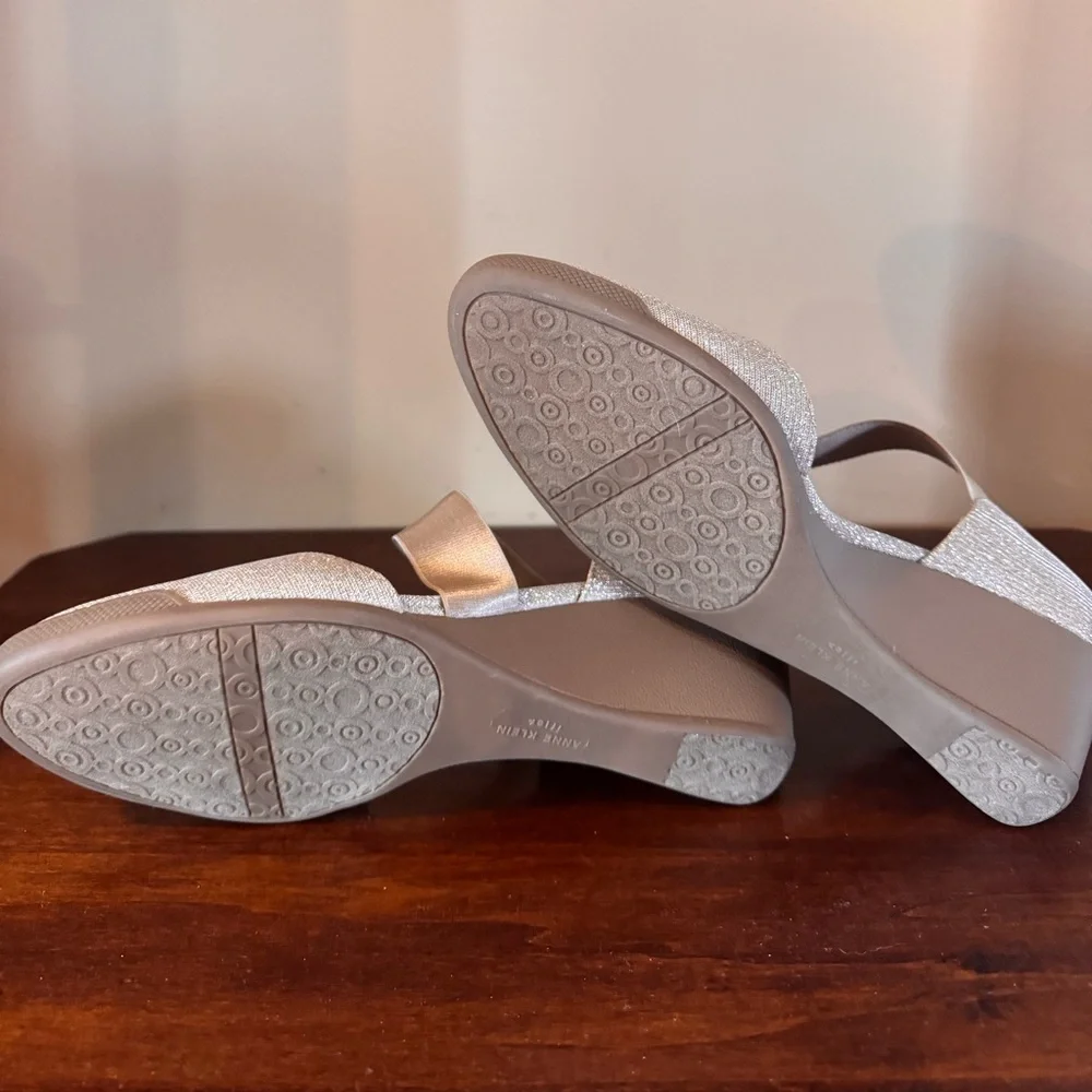 Anne Klein Aktara2 Shimmering Platinum Wedges - sz 9.5m - New in Box